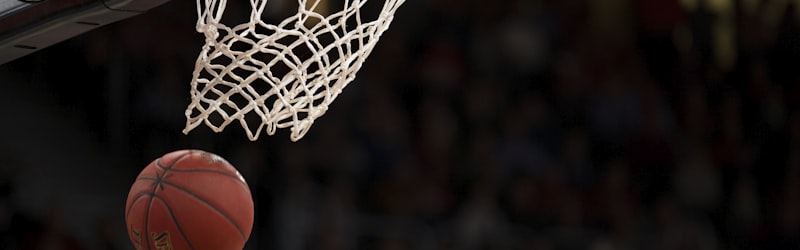 NBA季后赛洛杉矶湖人队与金州勇士队比赛中，勒布朗·詹姆斯持球突破的精彩镜头