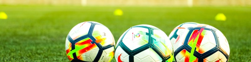 中国女篮队员在亚洲杯决赛中团结防守，积极拼抢篮板的团队协作瞬间