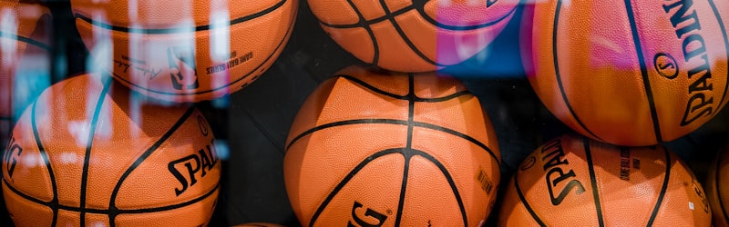 英格兰足球超级联赛曼彻斯特城对阵阿森纳的比赛中，球员在雨中进行激烈争抢的场面