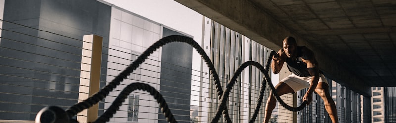 网球大满贯法网公开赛决赛后，纳达尔跪地庆祝胜利的经典时刻